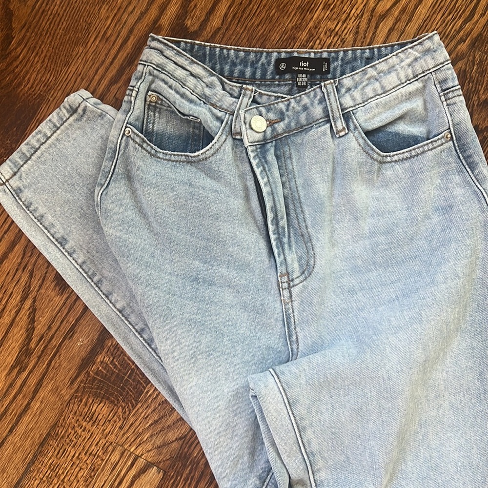 Missguided Riot High Rise Mom Jeans - Picture 5 of 5